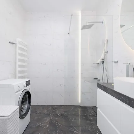 Atmospheric Apartment With Parking By Noclegi Renters Краків Екстер'єр фото
